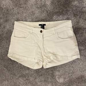 Vita lågmidjade shorts. Knappt använda. Säljer för använder dom inte. Storlek 36. Köpta från H&M. 