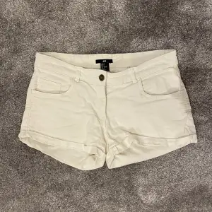Vita lågmidjade shorts. Knappt använda. Säljer för använder dom inte. Storlek 36. Köpta från H&M. 