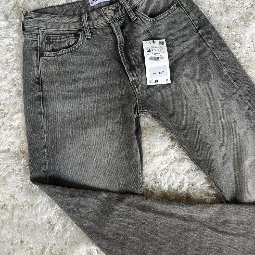 Säljer nu dessa snygga jeans från zara som är i en väldigt fin grå tvätt!🙌🏻 Jeansen är helt oanvända och därav som även lappen sitter kvar. Jeansen är ”mid rise full length” och är i stl 38  🧡 hör av er vid frågor eller fler bilder !. Jeans & Byxor.