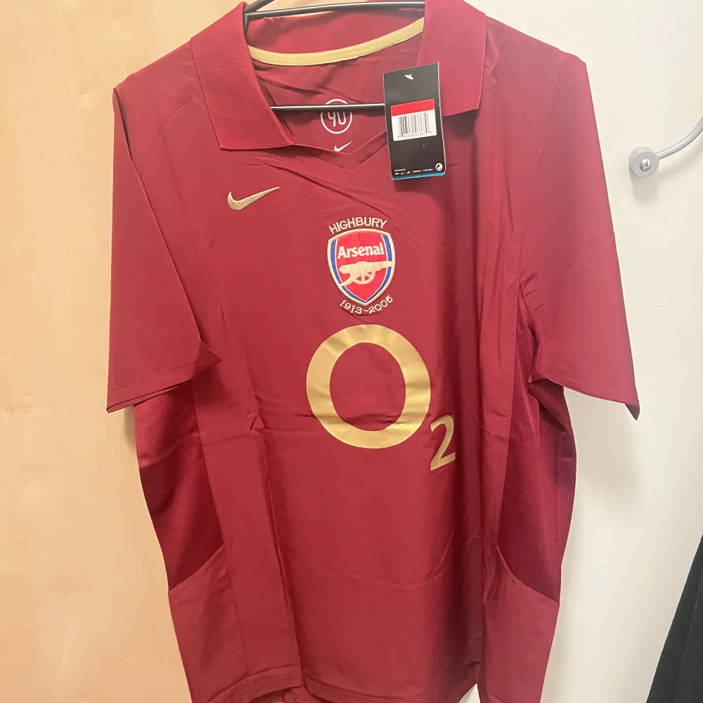 Arsenal Highbury tröja med Henry på rygge! Oanvänd o mycket bra kvalite med lappar på. T-shirts.