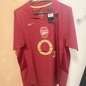 Arsenal Highbury tröja med Henry på rygge! Oanvänd o mycket bra kvalite med lappar på