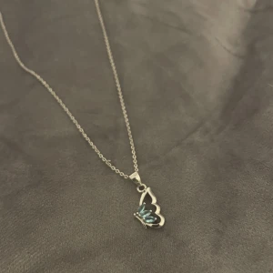 Halsband äkta silver  - Köpt på ur&penn. Nästan helt oanvänt och inga tecken på användning, tror ej den säljs längre hittade iallafall inte på hemsidan. Köpt för ca 300 kr, skriv privat för fler frågor! 💛