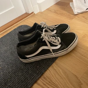 Vans storlek 40 - Säljer vans storlek 40 då dem ej använts på 2 år. Kan tvättas men säljs ändå billigt då jag vill bli av med dem. 