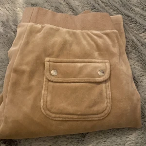 Juicy couture byxor - Använda 1-2 ggr , beige storlek M . Tyvärr har metallplupparna på snörena ramlat av i tvätt 