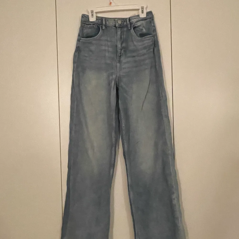 Wilde leg jeans från hm, super bra skick, reglerbar i midjan. Jeans & Byxor.