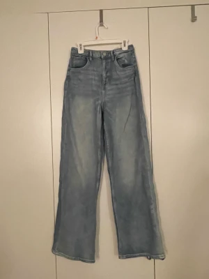 Jeans - Wilde leg jeans från hm, super bra skick, reglerbar i midjan