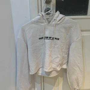 Croppad hoodie - En vit croppad hoodie med en tryck i mitten. Är i storlek S skulle jag säga men lappen säger L ☺️