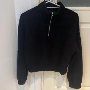 En teddy tröja - En jätte mysig tröja med dragkedja vid kragen och teddy material 🐻Tröjan säger att den är i storlek M men jag hade sagt att passar mer som S. Köpte den på Gina Tricot för ungefär 300kr☺️