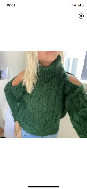 Stickadtröja - Säljer min gröna sköna zara tröja som jag köpte i vintras, supervarm och sällan använd så inga defekter eller liknande. Nypris 600kr. Passar mig som har storlek s/m. 🤍