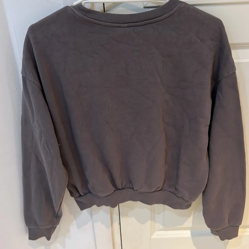 En mjuk NASA tröja från h&m 🌼Lappen på den säger att storleken är L men den passar lite mer som M. . Hupparit & Collegepaidat.