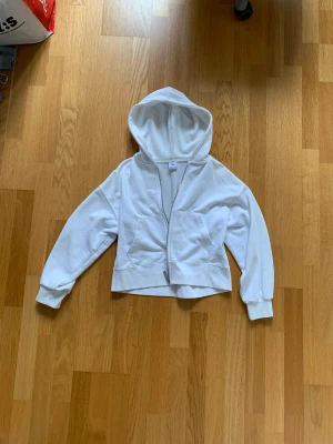 Luvtröja - Säljer denna luvtröja/hoodie från zara i storlek 152