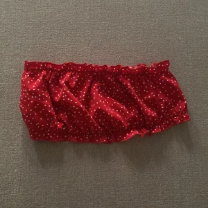 Röd prickig topp  - Röd topp är för stor mig men dene snygg ändå mer bilder skickas privat ❤️