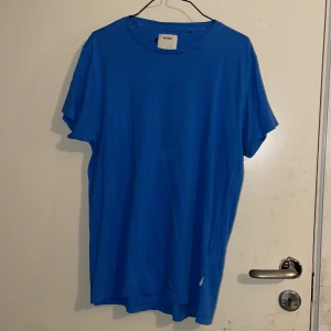 Blå t-shirt - Blå t-shirt från WINWIN. Storlek S.