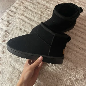 Ugg liknande vinterskor  - Säljer dessa helt oanvända skor då de var för små för mig. Storlek 37 på skorna men skulle rekommendera till en storlek 36 ❤️