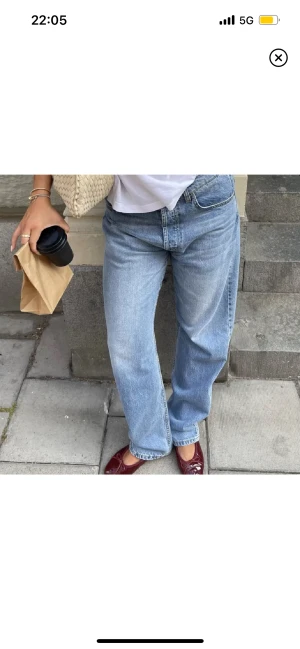 Relaxed jeans djerf avenue  - Relaxed jeans från djerf avenue sparsamt använda. Storlek 28 i regular längd. Säljer eller önskar byta till en 29 eventuellt 30