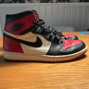Air Jordan 1 Bred Toe  - EU 44, använda men gott skick