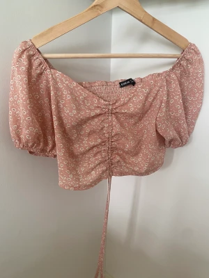 Blommig topp  - Blommig topp från shein med knytning fram. 