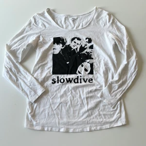 Slowdive tröja - Vit tröja med handmålat Slowdive tryck på. Tål värme och kan tvättas i tvärtmaskin. Om flera är intresserade kan jag göra fler och/eller med annat motiv på ☺️💕