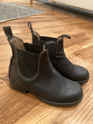 Johnny bulls  - Johnny bulls i nyskick. Köptes för flera år sedan men har nästan bara stått i garderoben sedan dess, i väldigt fint skick. 