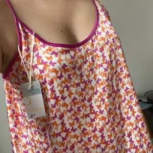 Sidenlinne med fjärilar - Superfint linne från Primark, aldrig använt pga för djup urringning för mig. 🫶🏼