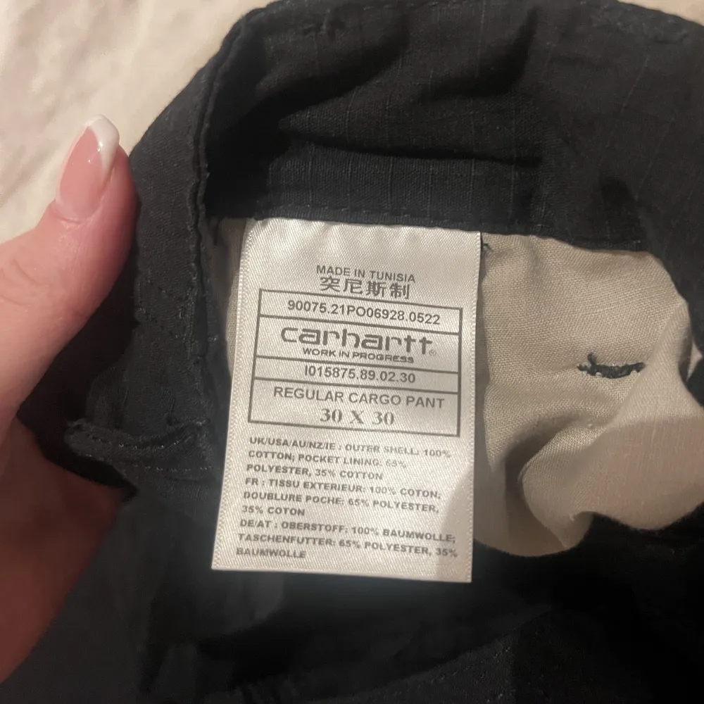 Ett par helt oanvända carhartt cargo byxor i storlek 30X30.  Passar mig som vanligt viss har M i byxor. Nypris: 1100kr Mitt pris: 400kr. Jeans & Byxor.