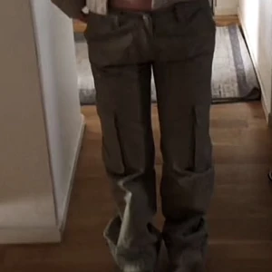 Cargo - Jag säljer dessa gröna cargos, de är lågmidjade och väldigt snygga. De här byxorna har tyvärr inte kommit till någon användning här hos mig så jag hoppas någon där ute gillar de❤️