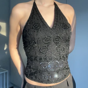 Svart topp - Svart vintage korsett halternecktopp med pärlor på 🖤