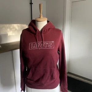 Vinröd Levis Hoodie.  - Säljer denna Levis hoodie. Storlek S. Bra skick! (Den är liten i storleken) 