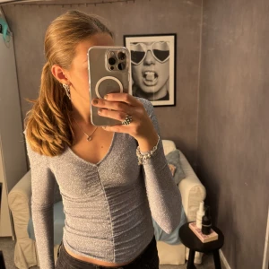 Glittrig tröja 🪩 - En jätte fin fest tröja 🪩 använd fåtal gånger. Står att den är xxs men själv är jag S och passar perfekt 💗