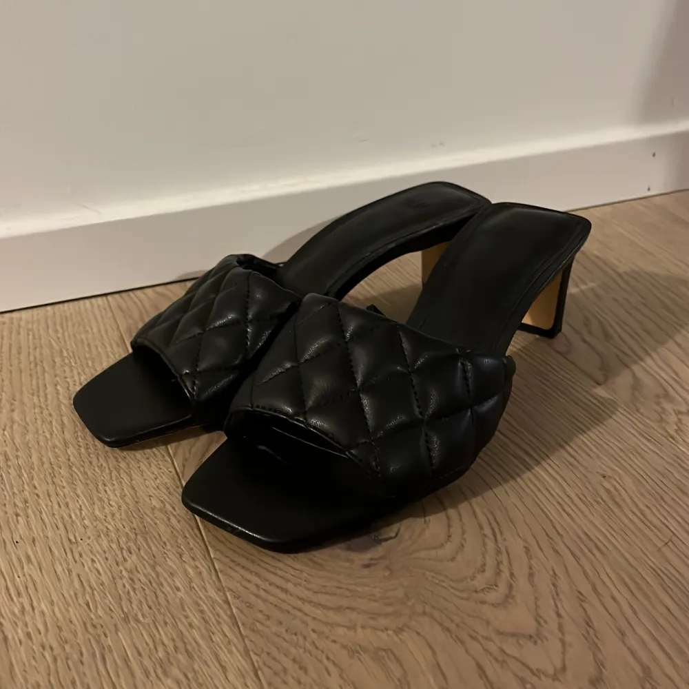 Svarta sandaler med klack från H&M. Storlek 35, superbekväma för att ha klack! Använda en gång. Köparen står för frakten men kan även mötas upp i Sthlm! ☺️. Skor.