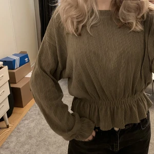 Zara tröja - Militärgrön tröja med volang från zara!