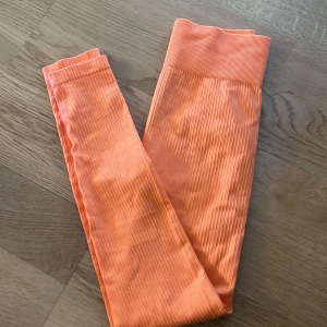 Orange träningstights ifrån Nelly oanvända - Oanvända oranga träningstights ifrån Gina tricot. I storlek xxs och xs. Först till kvar. 
