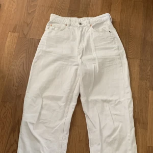 Offwhite raka jeans - Lite stora i storleken. Långa i benen. 