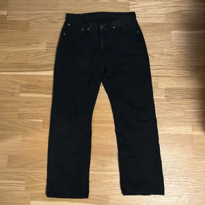 Svarta Levis Jeans  - Breda Svarta Vintage Levis Jeans modell 751, W33 L30