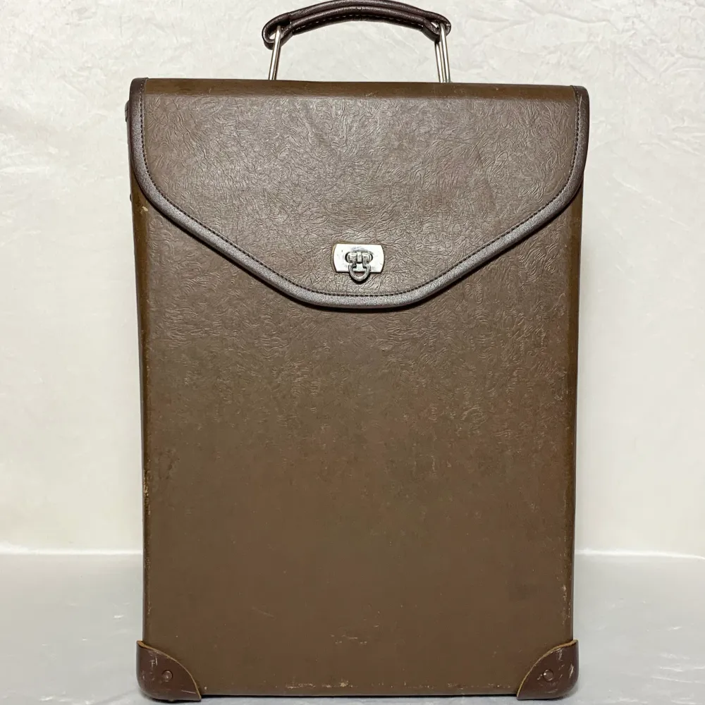 Holger portfölj/ryggsäck i retro stil! En stilren klassisk väska som är perfekt till studierna eller arbetet. Väskan är i fint skick . Väskor.