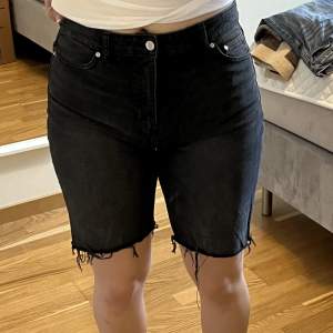 Jeans shorts från HM i storlek 42. Knappt använt!