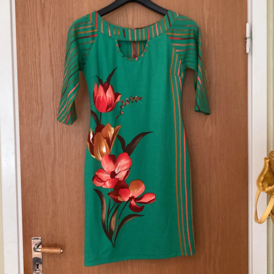 Grön, blommig klänning