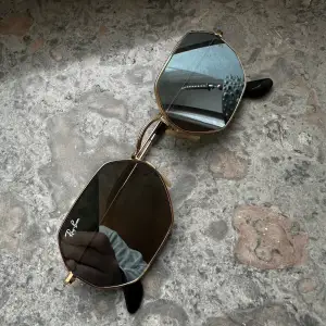 Solglasögon med spegelglas med få skador 