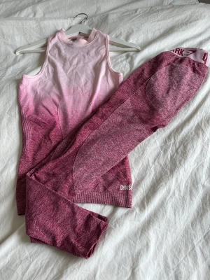 Gymshark set (topp och tights) - Från ombre kollektionen. Linne i XS, använd någon enstaka gång. Tights i XS från flex kollektionen, väl använda. 200 kr för linnet eller 250 kr för båda!