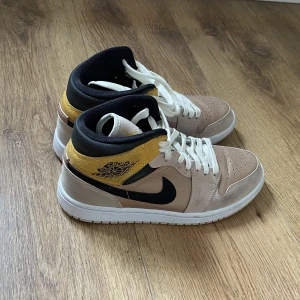 Jordan mid - Säljer mina Jordans mid som jag inte längre använder💕 Bara att kontakta mig för fler bilder!  