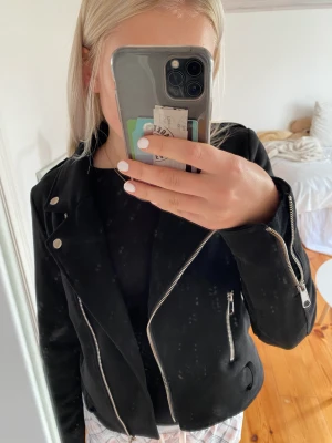 Skinn jacka - Ser ut som en skinn jacka fast i mocka material istället💞jätte fint skick, dock har jag slarvat bort skärpet till men tycker inte man tänker på de! Jackan är från Nelly och i xs-s! Priset kan diskuteras!💞