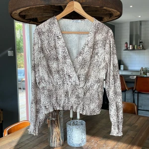 Omlottblus - Sparsamt använd  Large men passar mig som har Medium också. 