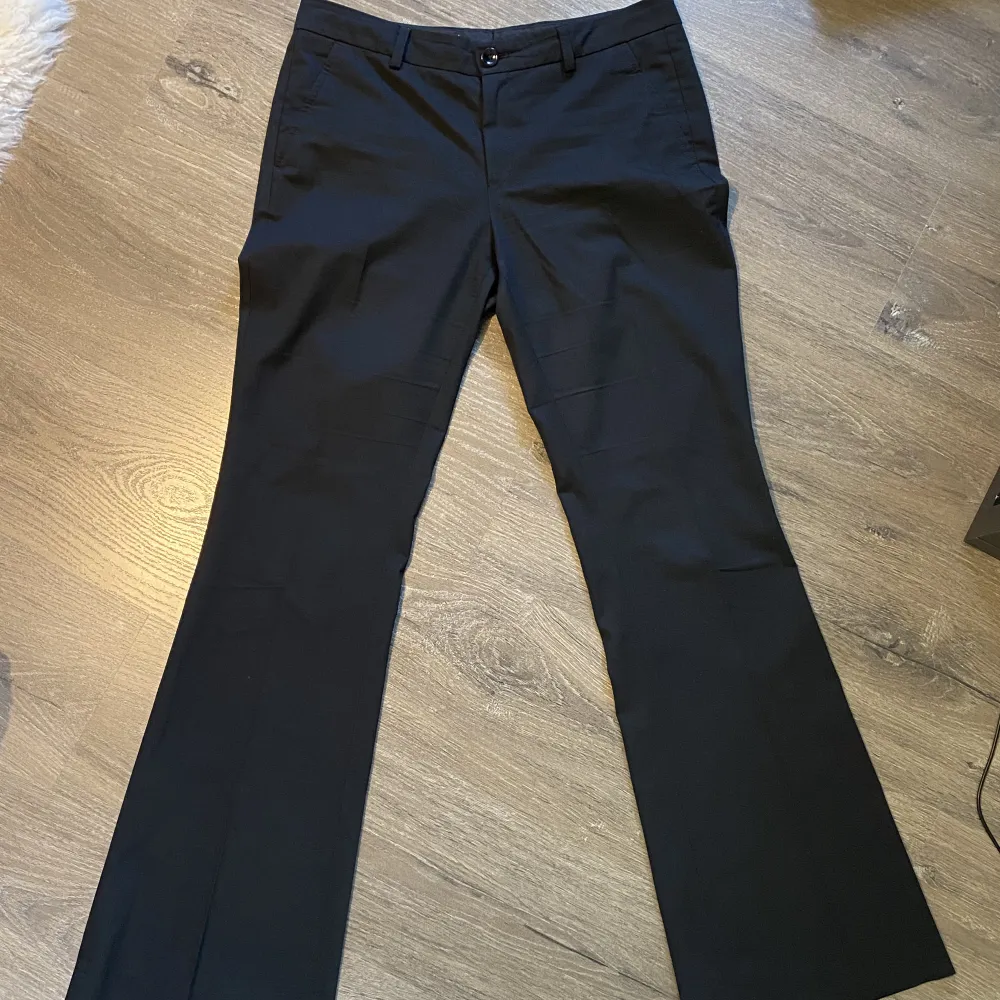 Lågmidjade bootcut kostymbyxor från Filippa K!💗 Jättesköna och i bra skick! Okej i längden på mig som är 177💗. Jeans & Byxor.