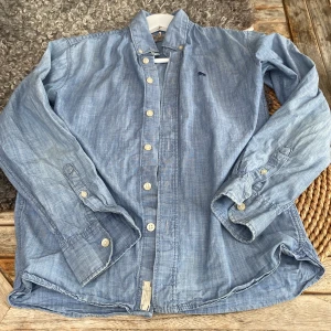 Bomullsskjorta L.O.G.G. H&M storlek 158 - Blå skjorta i bomull. Knappt använd.