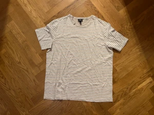 Beige vit tröja  - Beige vit tröja (lite stickig), tunt material 