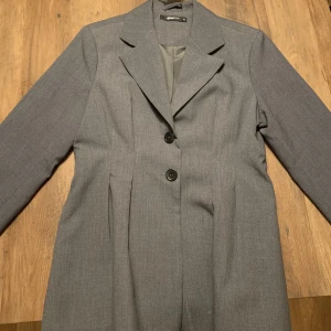 Kavaj - Kavaj från ginatricot i den finaste mörkgrå färgen 🤍 snygga detaljer vid midjan ❤️‍🔥