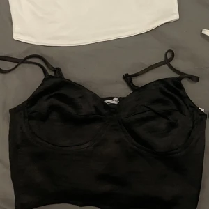 Satin top  - Svart satin top i storlek Xs!💜