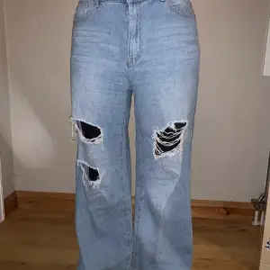 Vida håliga jeans från Shein. Super bekväma men är en liten L så passar bäst xs-m beroende på hur baggy man vill ha dem💜 köparen står för frakten!