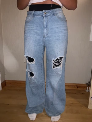 Vida håliga jeans - Vida håliga jeans från Shein. Super bekväma men är en liten L så passar bäst xs-m beroende på hur baggy man vill ha dem💜 köparen står för frakten!