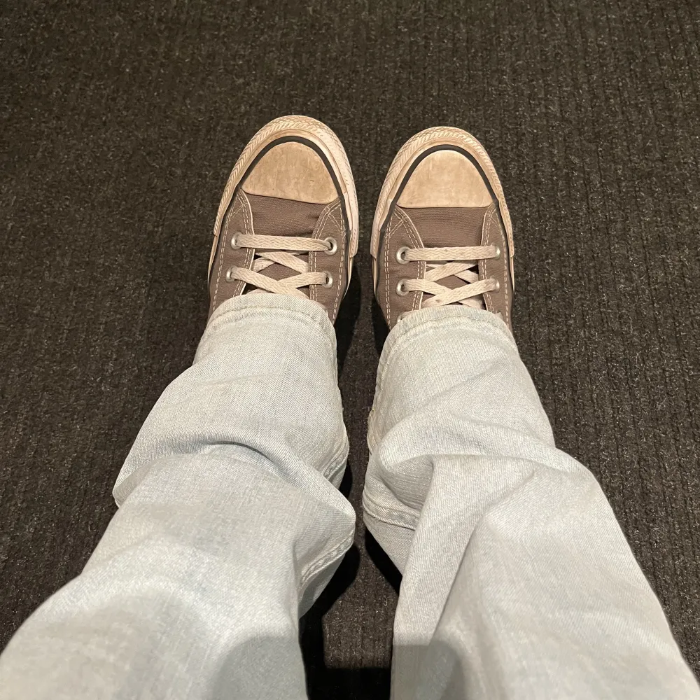 Säljer dessa höga Converse! Mycket bra skick förutom att de är smutsiga på det vita, vilket säkert går att tvätta på något sätt💕grå/brun färg. (Första bilden är från min andra annons, fast i strl 37,5, men de är exakt samma skor i exakt samma färg) . Skor.